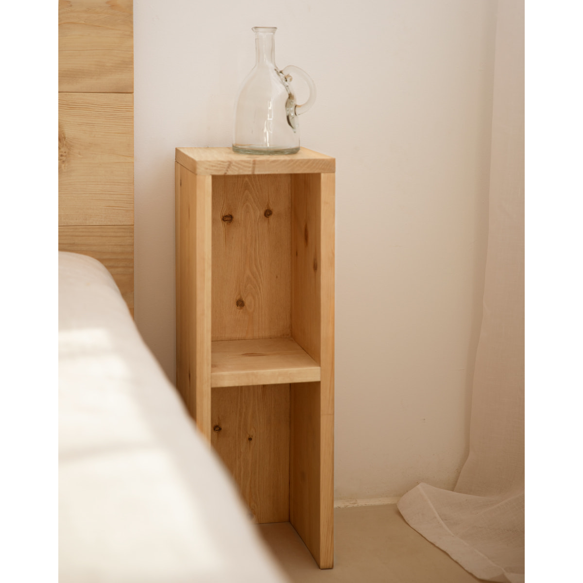 Pack de 2 tables de chevet ou d’appoint en bois massif de couleur chêne moyen 60x20cm Hauteur: 60 Longueur: 20 Largeur: 20
