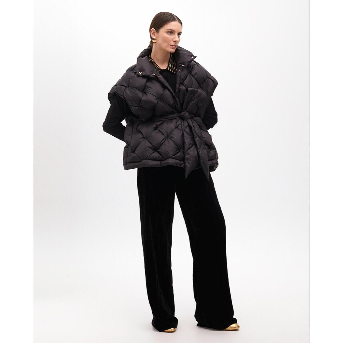 Gilet Imbottito Intrecciato con Cintura in Tessuto