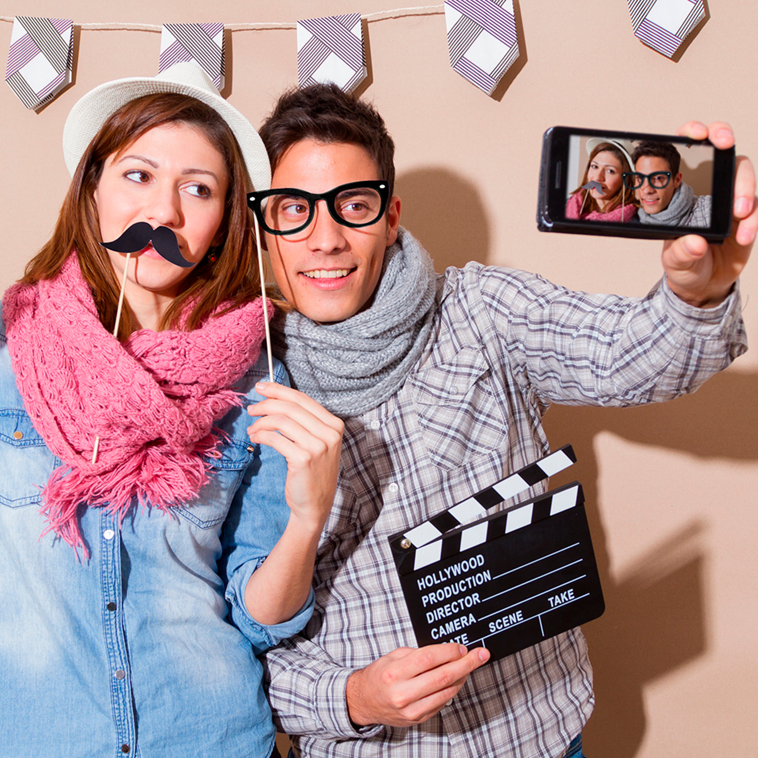 Carrey, set selfie de 5 piezas con divertidos accesorios sombrero, pipa, bigote, palomita y gafas.