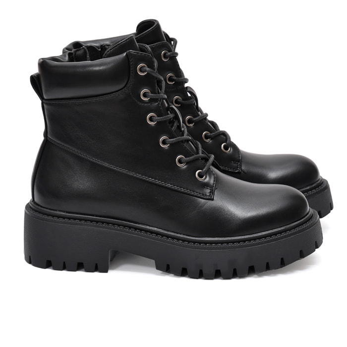 Anfibi in simil pelle con stringhe