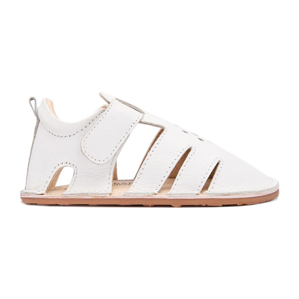 Eleganti sandali chiusi per neonati, di colore beige.