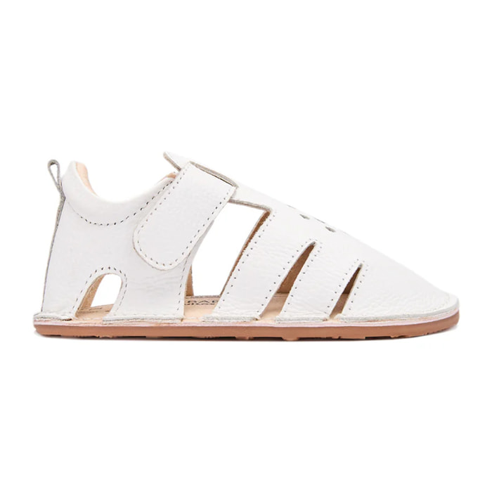 Eleganti sandali chiusi per neonati, di colore beige.