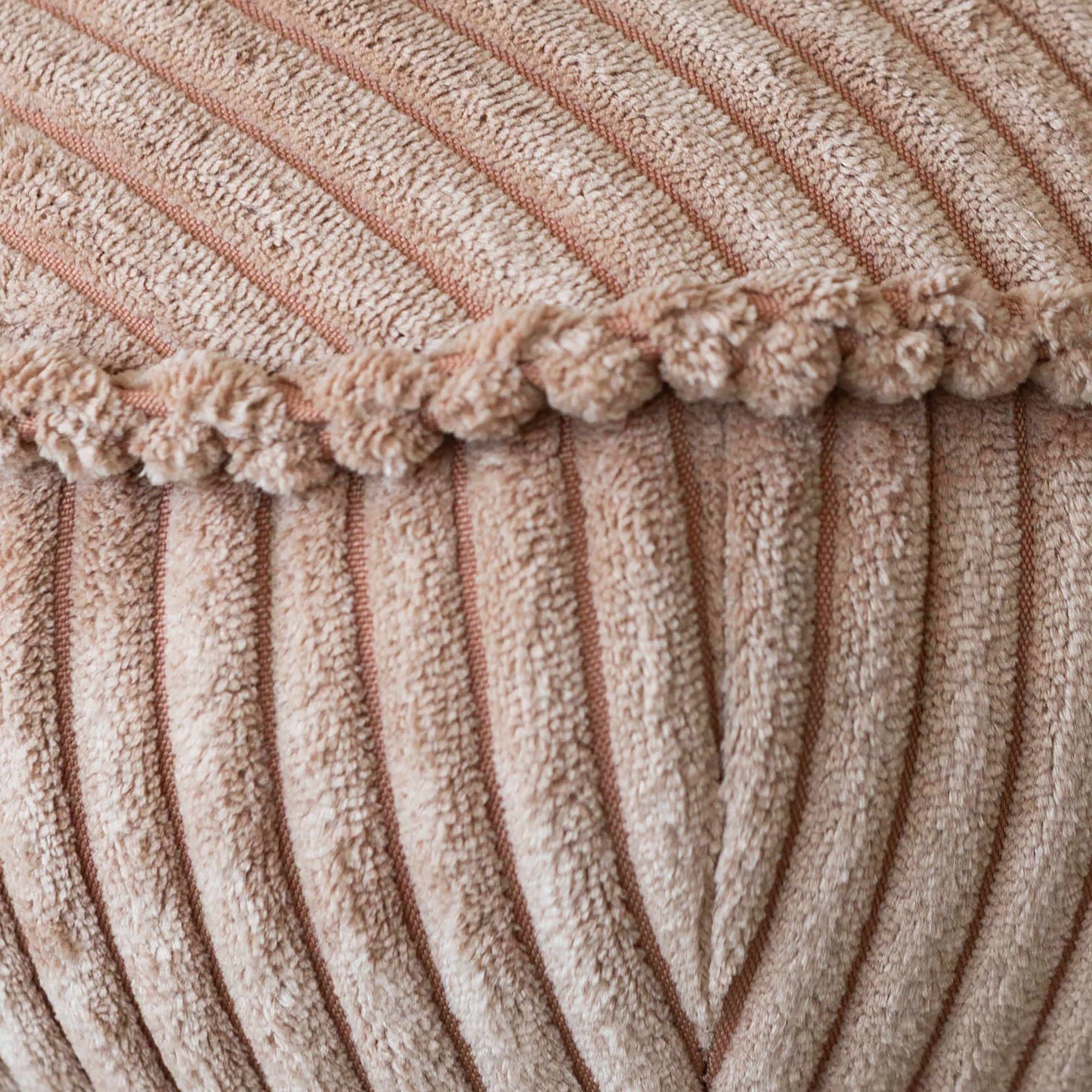 Fauteuil pivotant en velours rose et pied en métal noir FUNKY