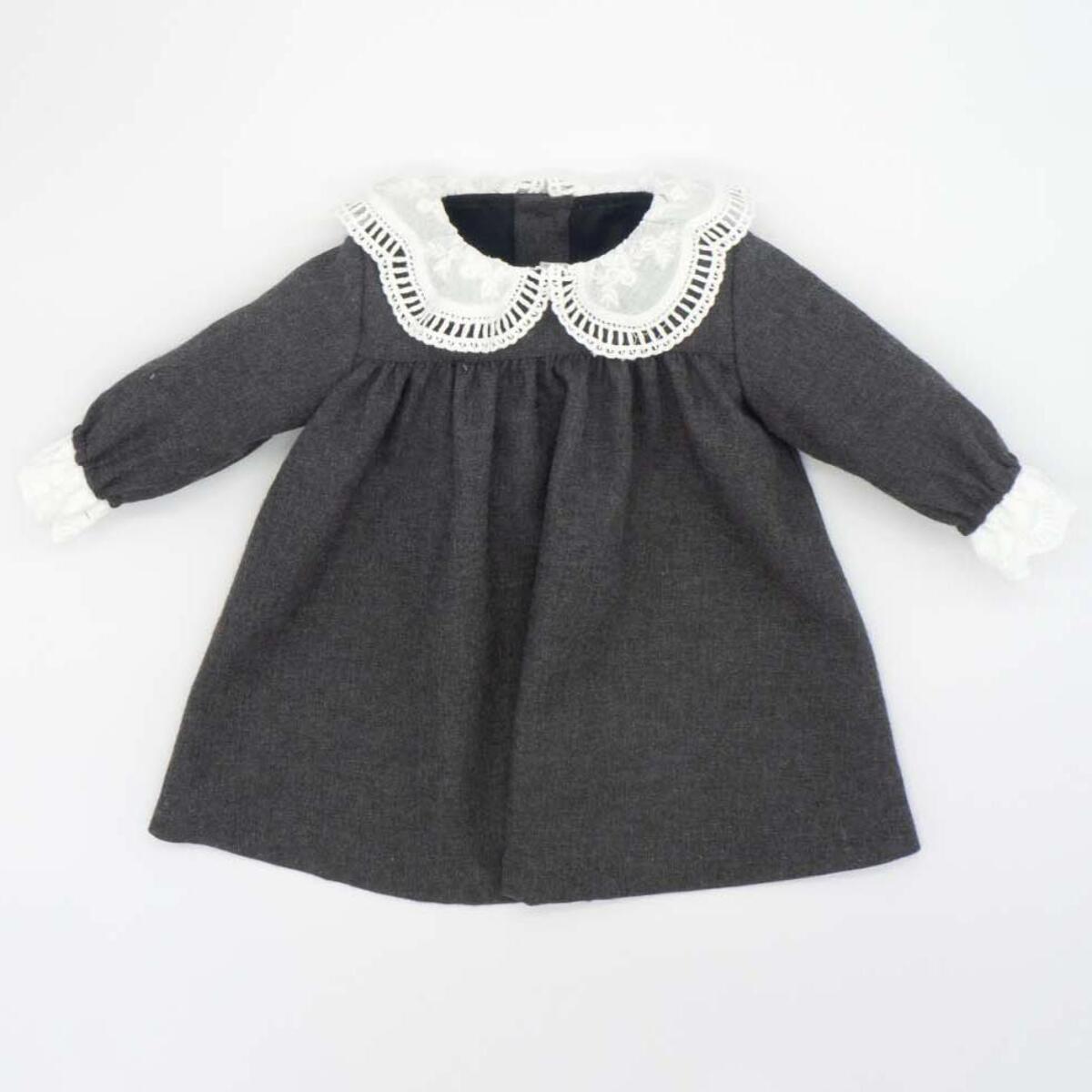 Vestido de franela gris con cuello y mangas blanco