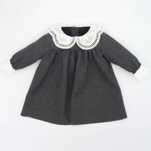 Vestido de franela gris con cuello y mangas blanco