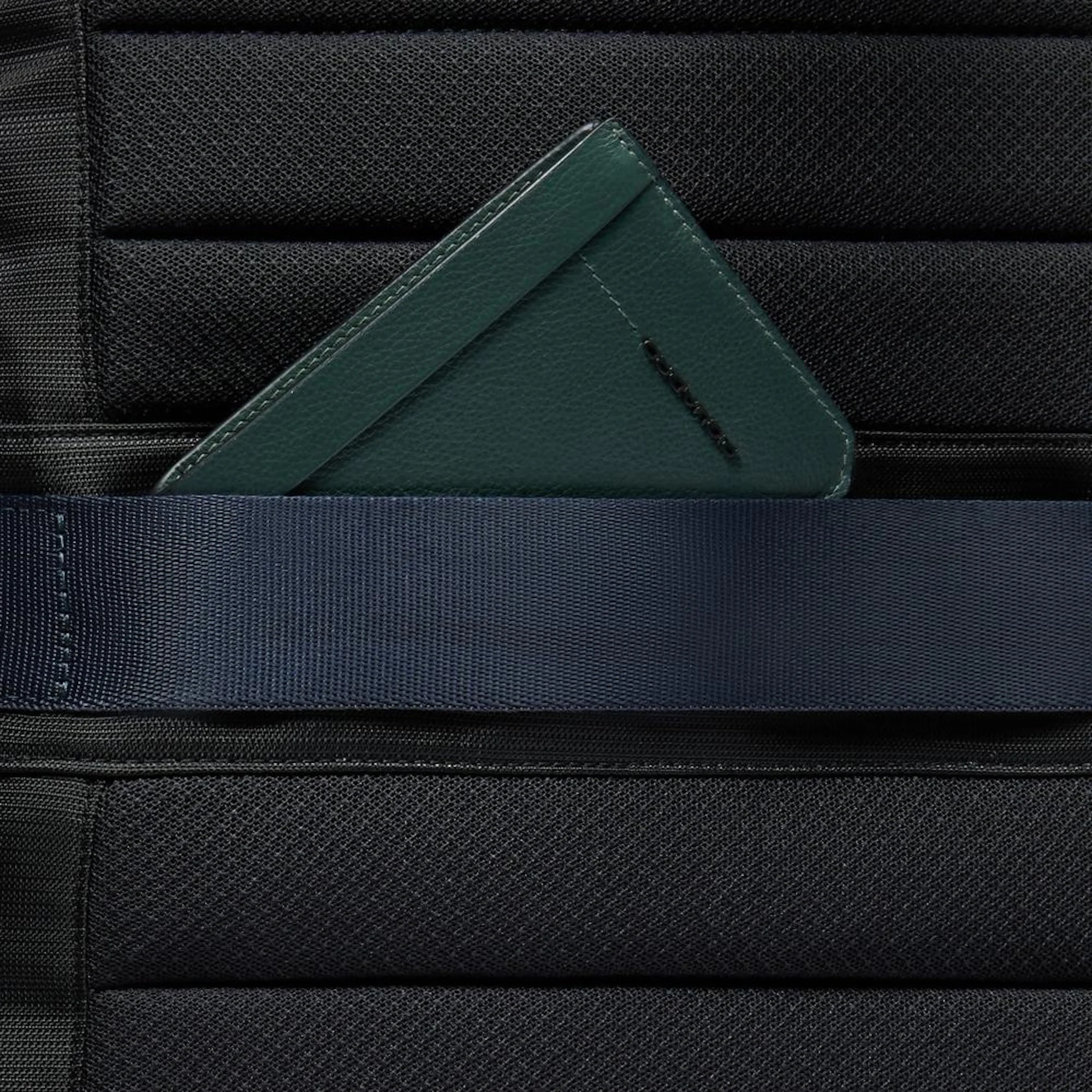 Piquadro Zaino porta pc e iPad® con tasca per Piquadro Smart Tracker, protezioni antiurto e RFID