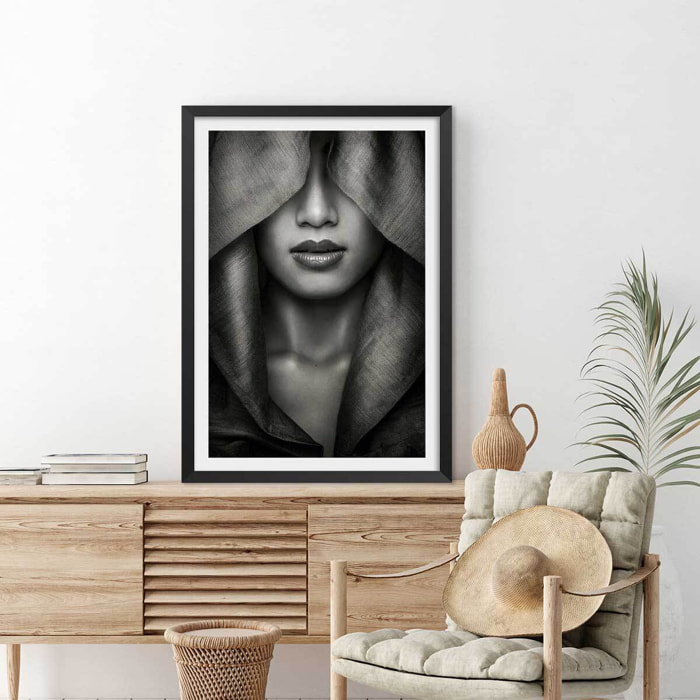 Affiche portrait de femme - Capuche Affiche sous cadre noir
