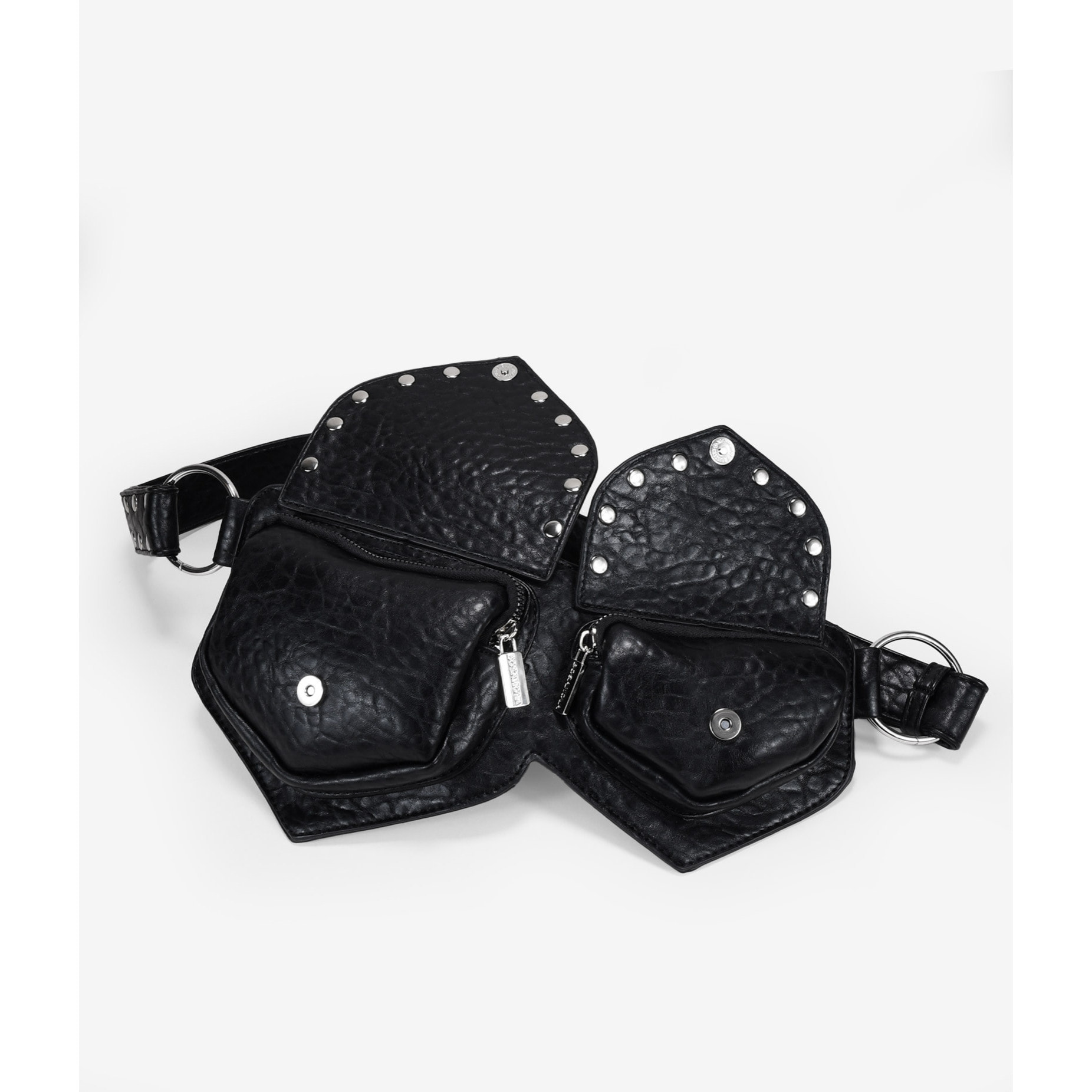 Riñonera negra con doble bolsillo y solapas