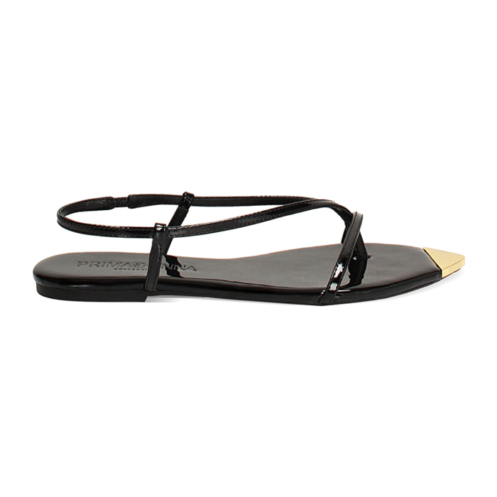 Sandalias planas negras estilo minimalista