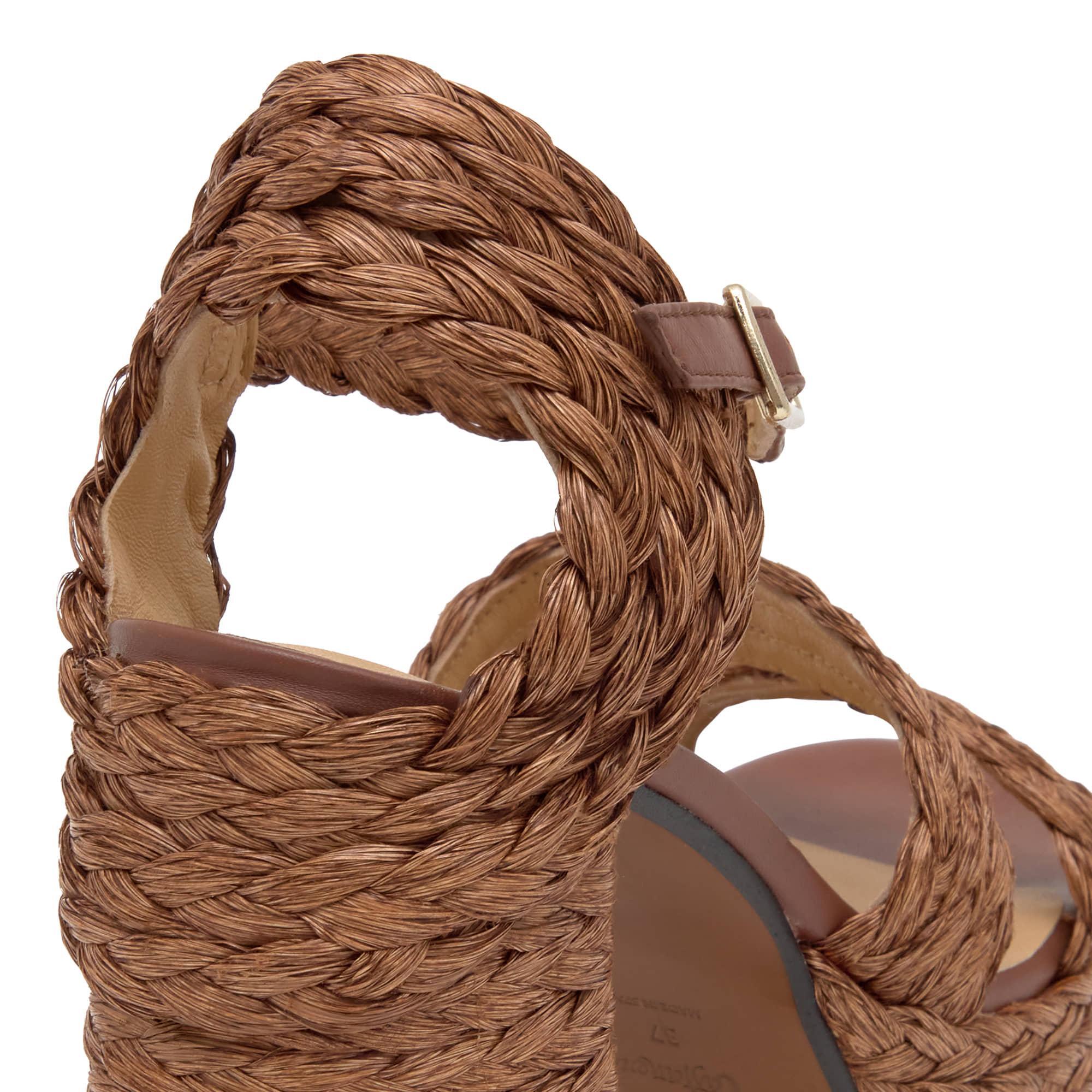 Sandalia de tacón Fresa en rafia tintada con cierre de pulsera