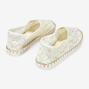 Alpargatas planas blancas con encaje