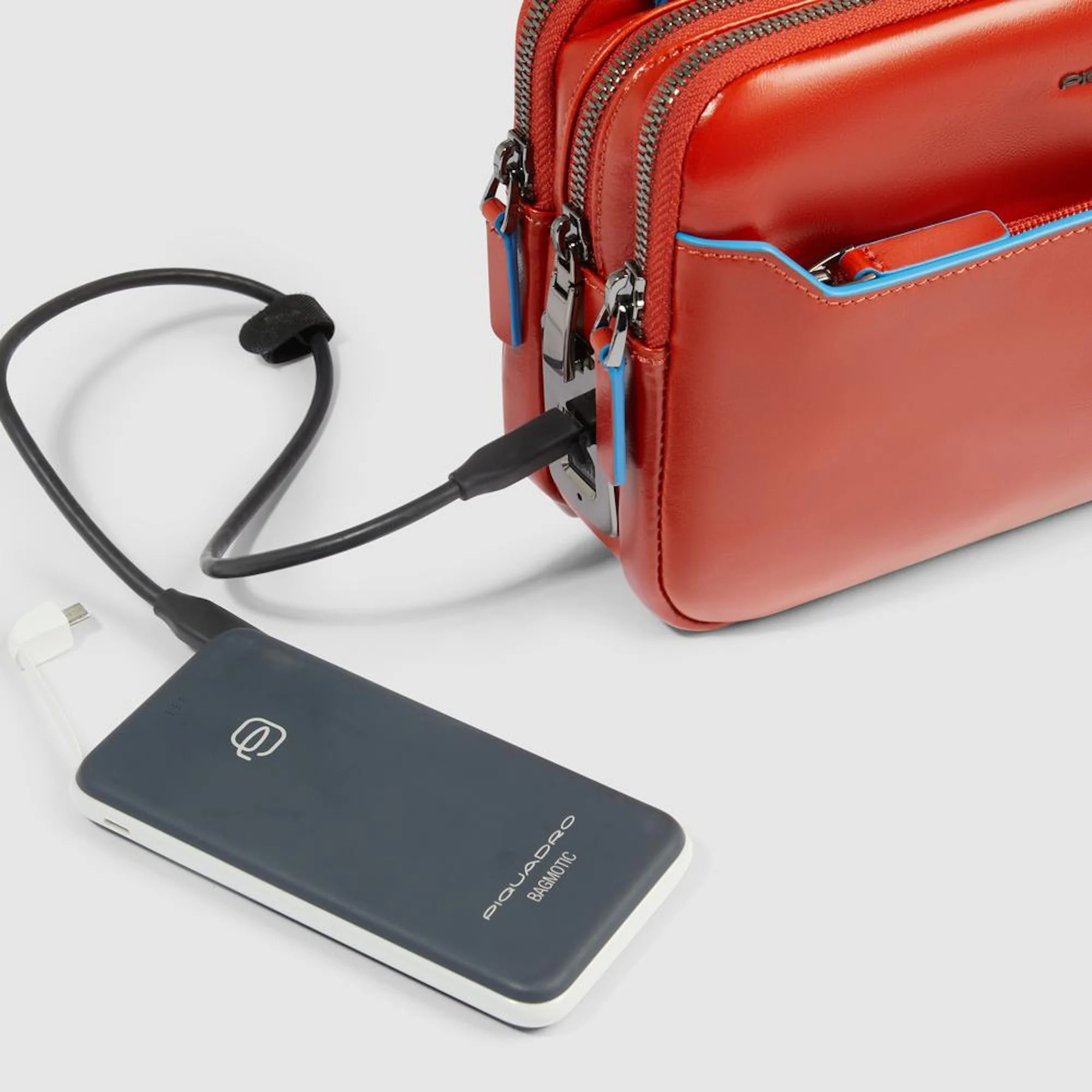 Piquadro Pochette porta iPad®mini con tracolla rimovibile e chiusura di sicurezza a impronta digitale
