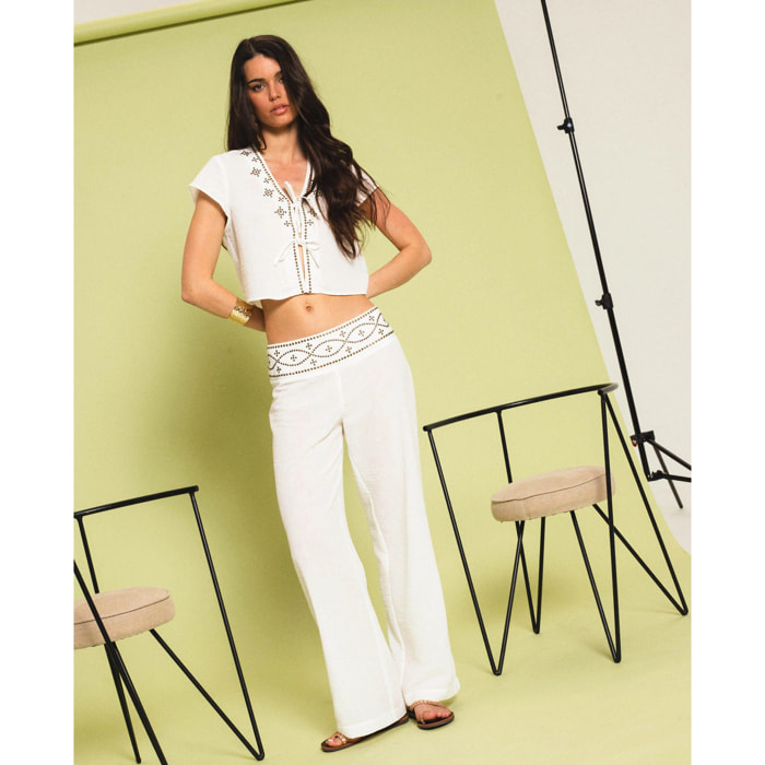 Pantalón acampanado con detalles metálicos