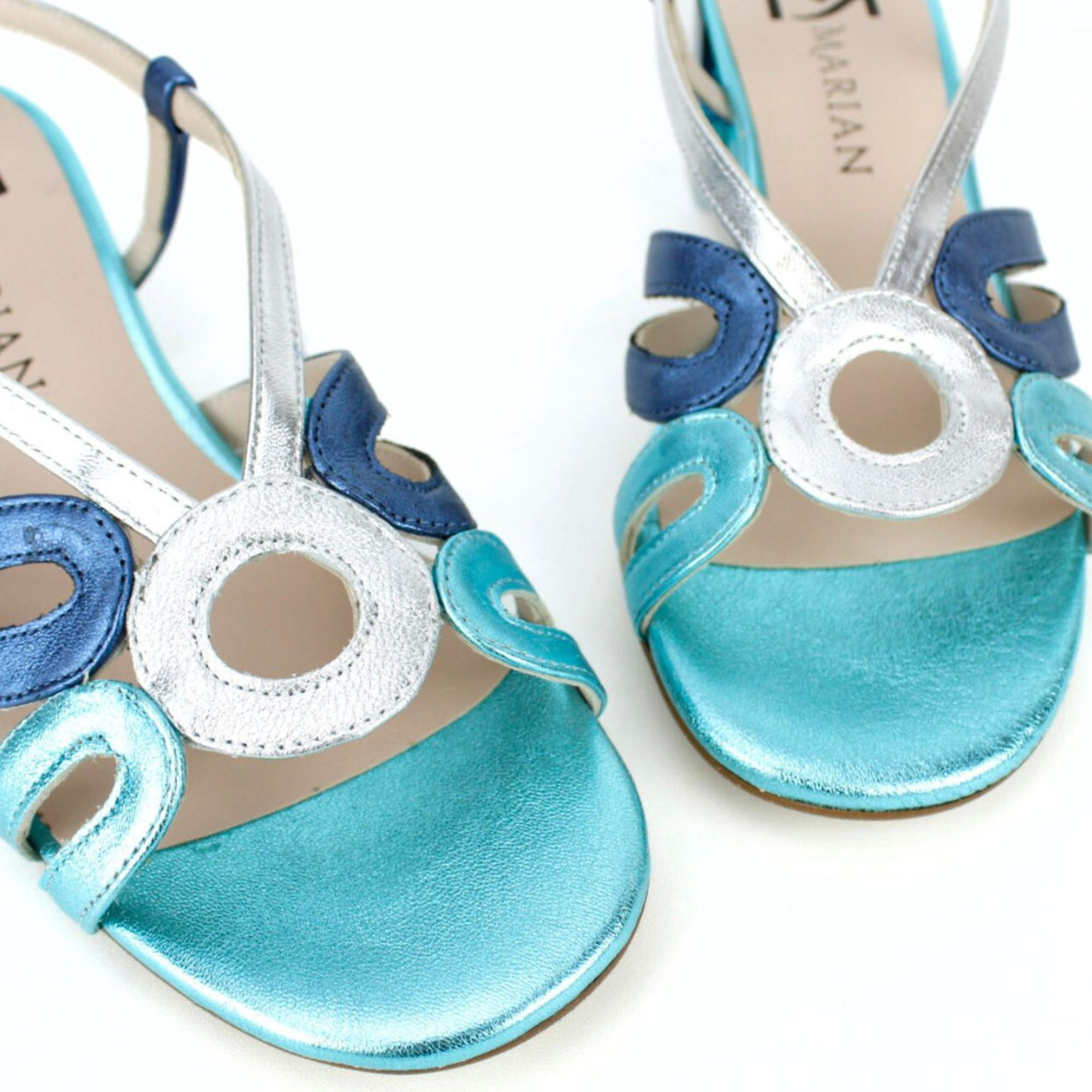 Sandalia tiras en tonos azules. Tacón 4 cm