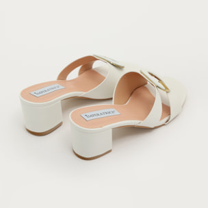 Sandali in simil pelle con tacco comodo ed applicazione sulla fascia