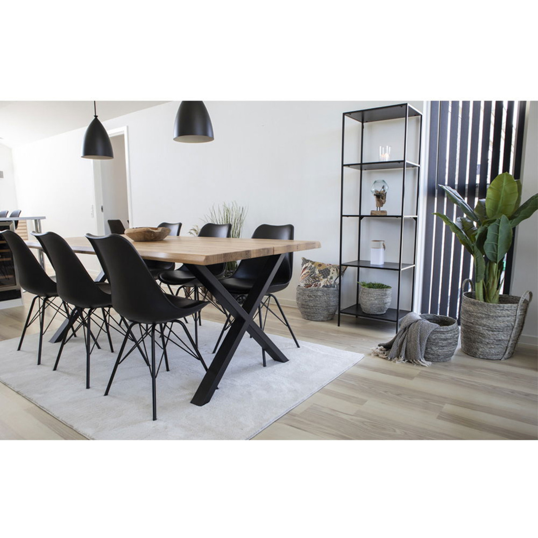 Set 2 sedie da pranzo Oslo in ecopelle nera con gambe in metallo nero