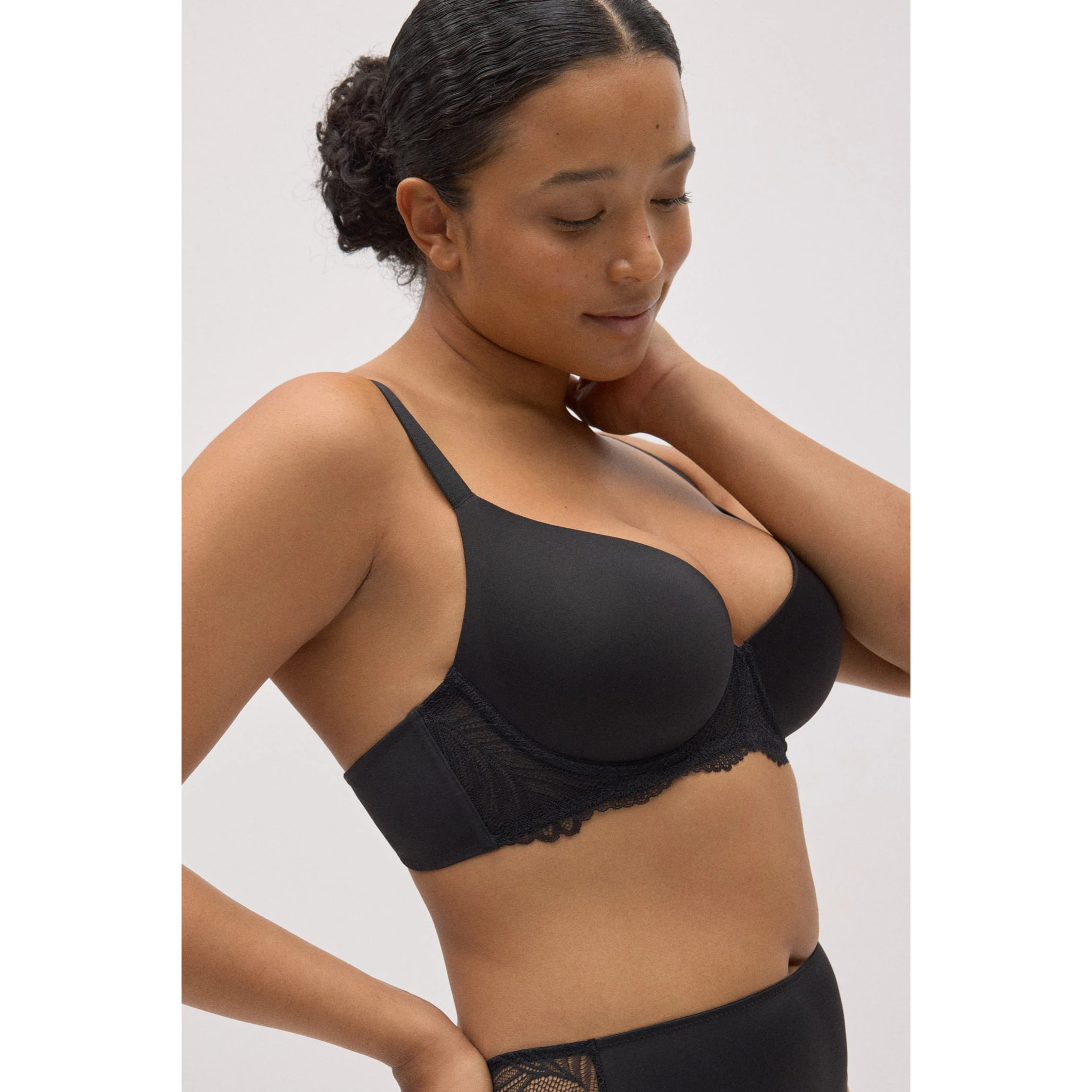 Reggiseno imbottito con ferretto in pizzo nero, coppe B e C
