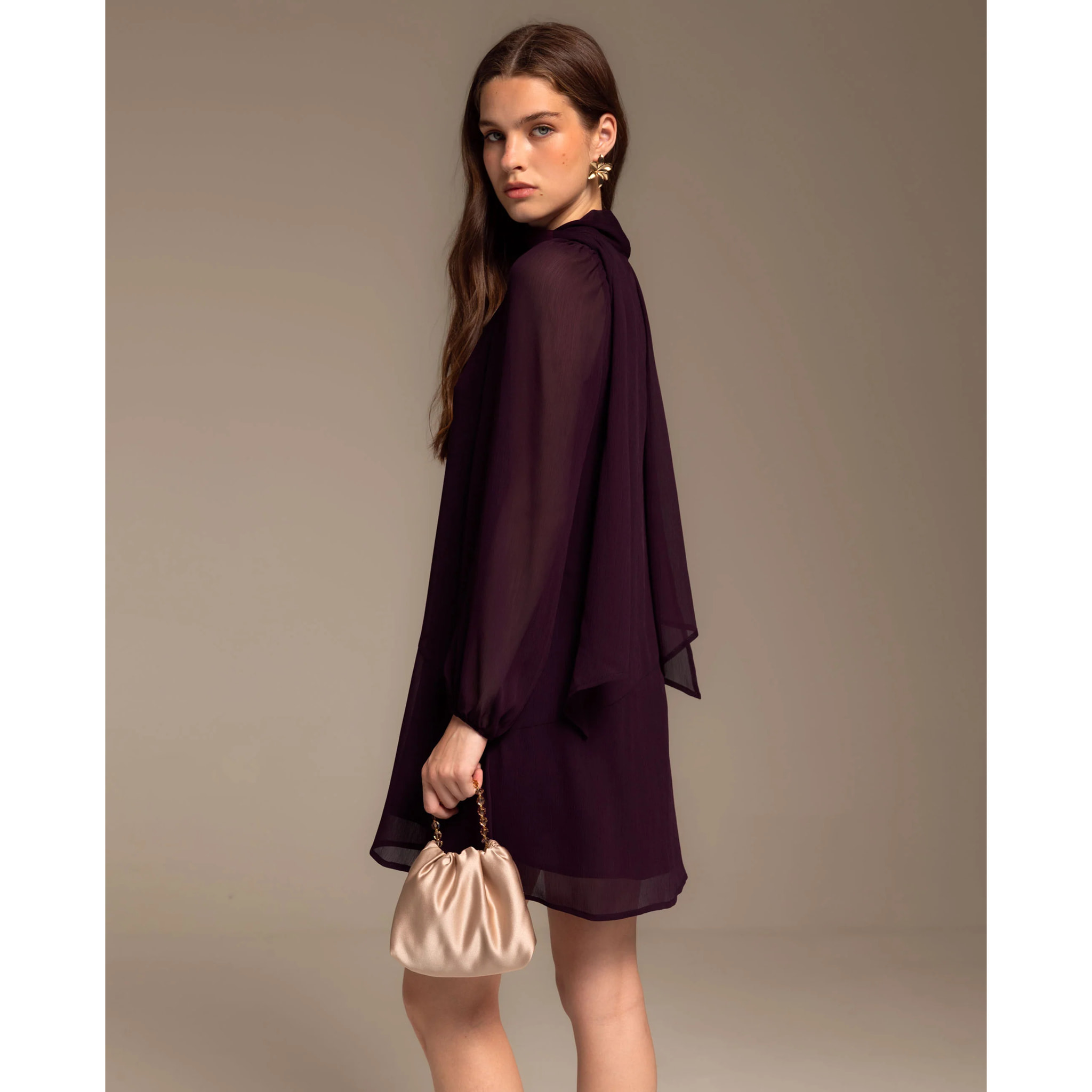 Vestido corto manga abullonada y lazada