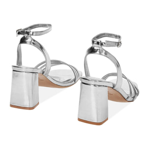 Sandalias con tacón plateado en laminado