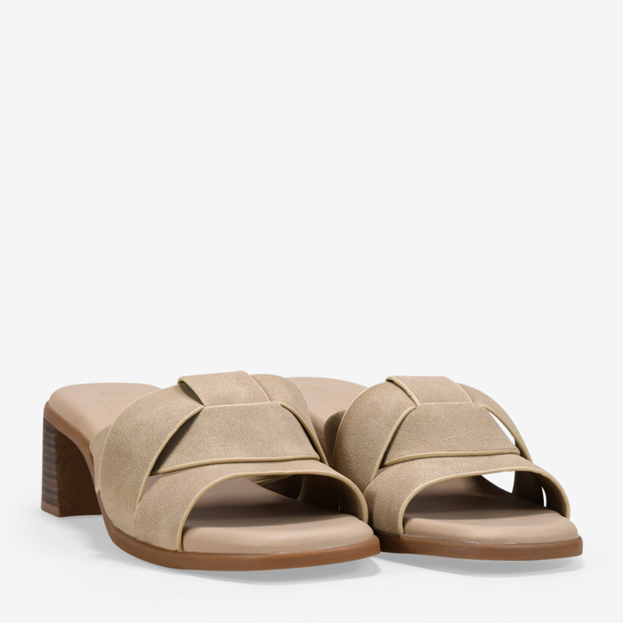 Sandalias destalonadas beige con tacón