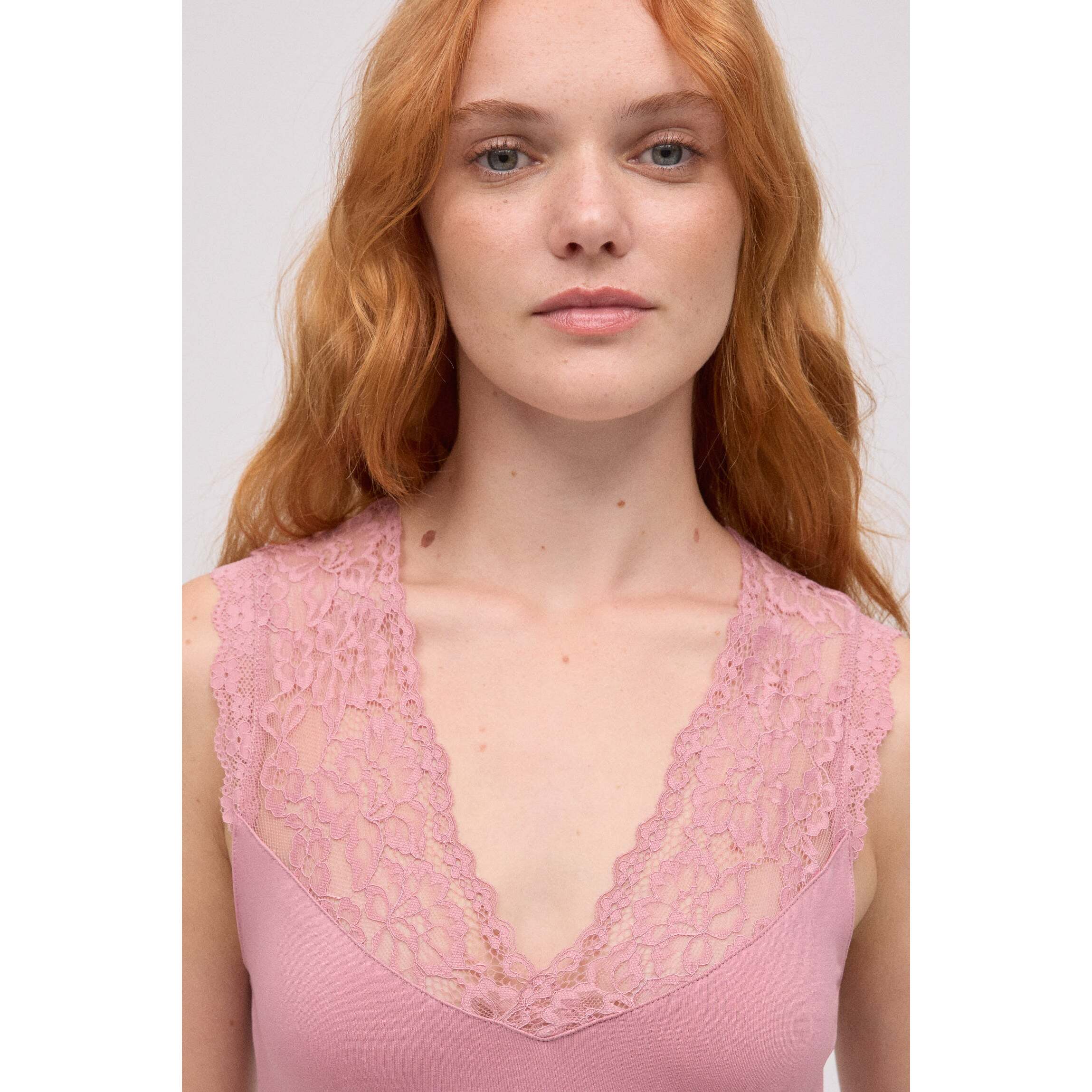 Canotta termica con scollo a V e dettagli in pizzo rosa