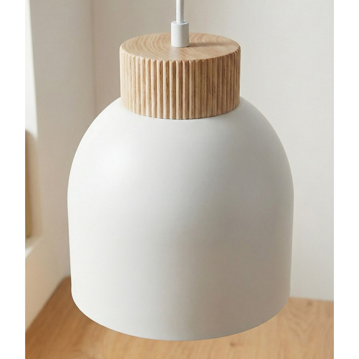 Lampada a sospensione KRU a tre luci in metallo bianco e legno