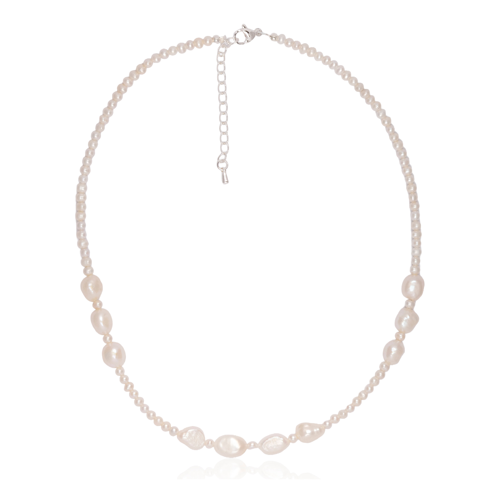 Abundantia Collar de perlas naturales de distintos tamaños, con cierre de mosquetón.