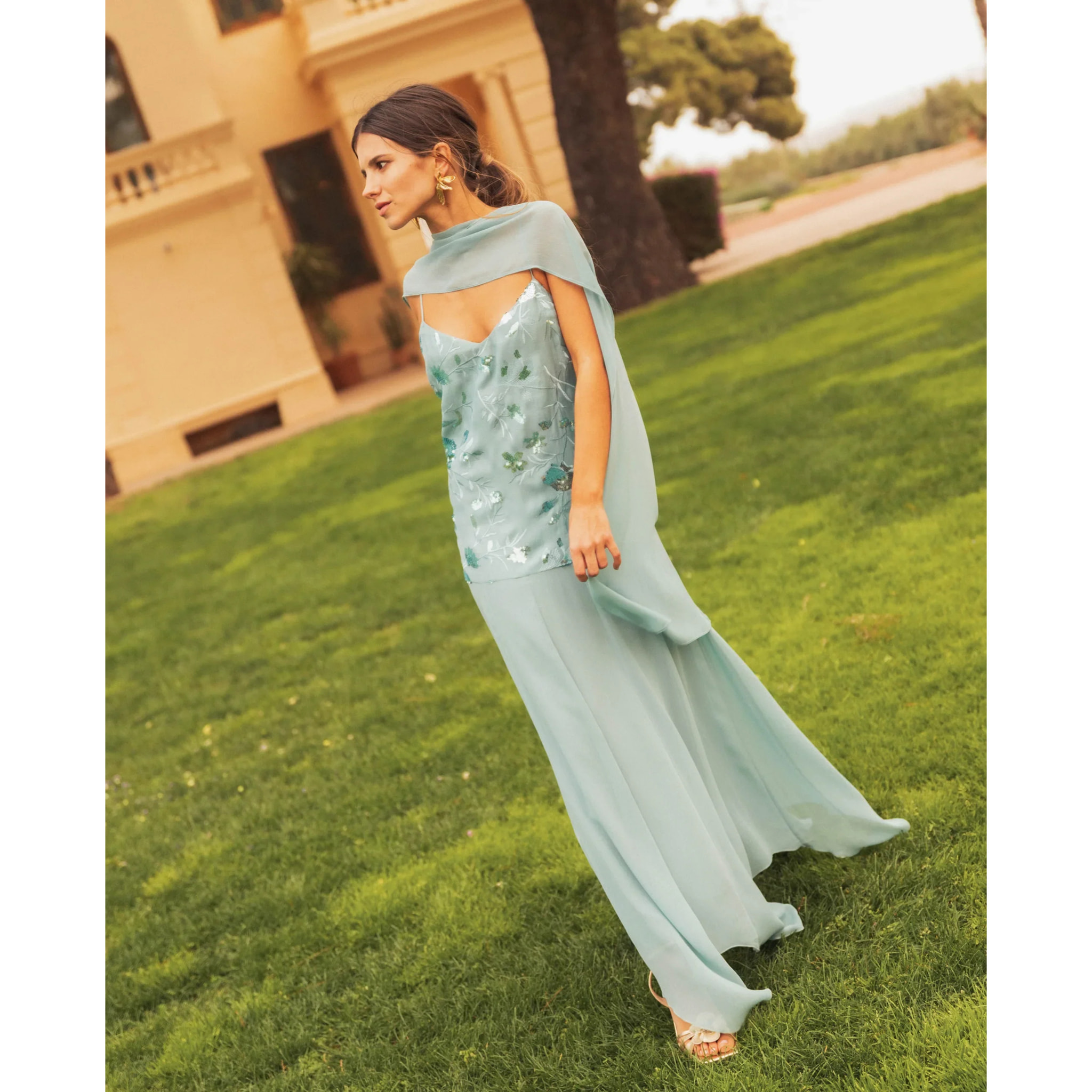 Vestido midi con cuerpo de bordados y gasa