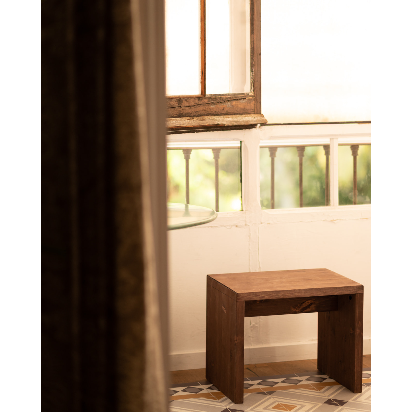 Petite table / tabouret en bois massif au ton noyer de 45x50cm Hauteur: 45 Longueur: 50 Largeur: 30