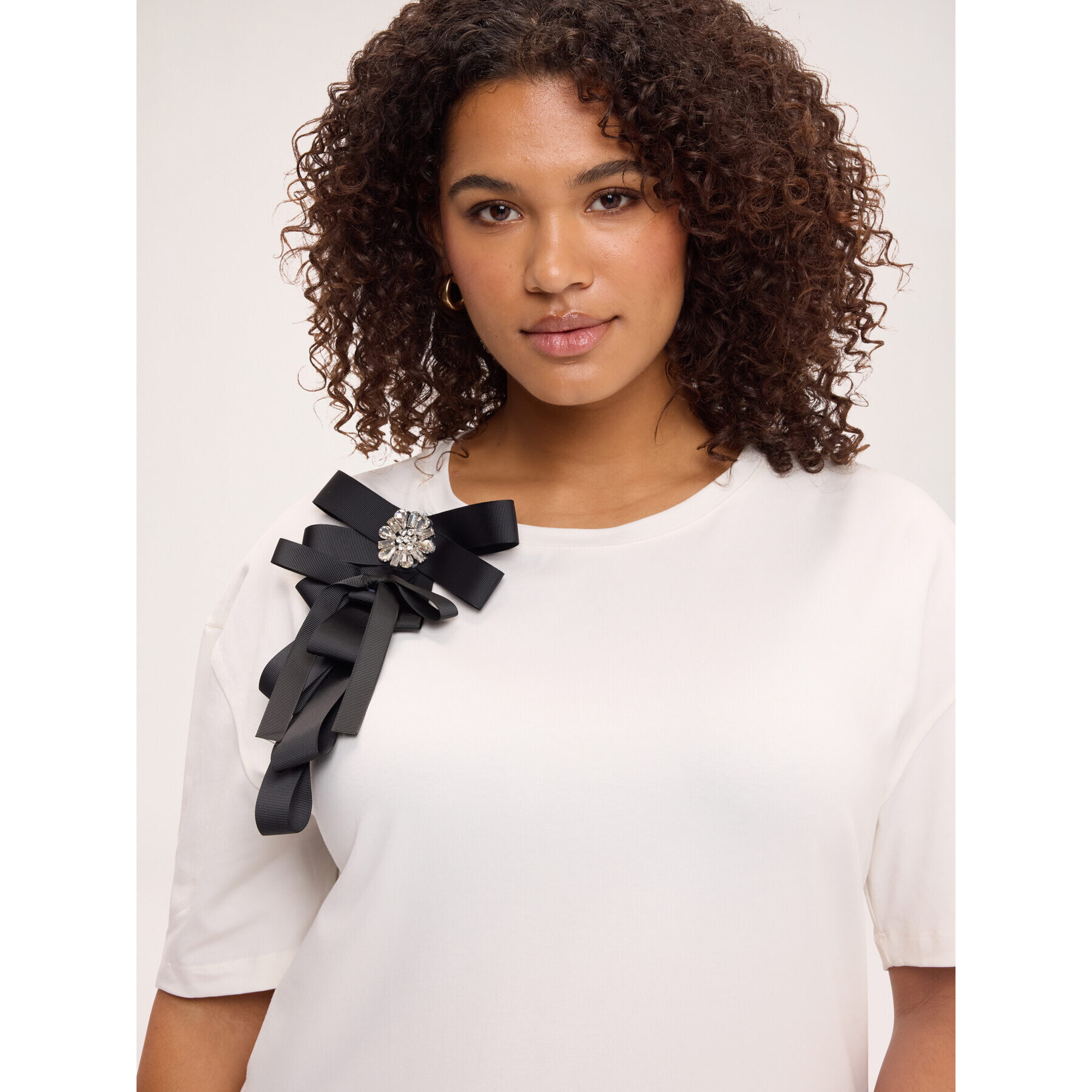 Fiorella Rubino - T-shirt in jersey con fiocco gioiello - Bianco