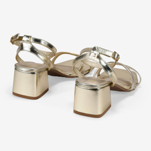 Sandalias de tacón doradas con hebilla
