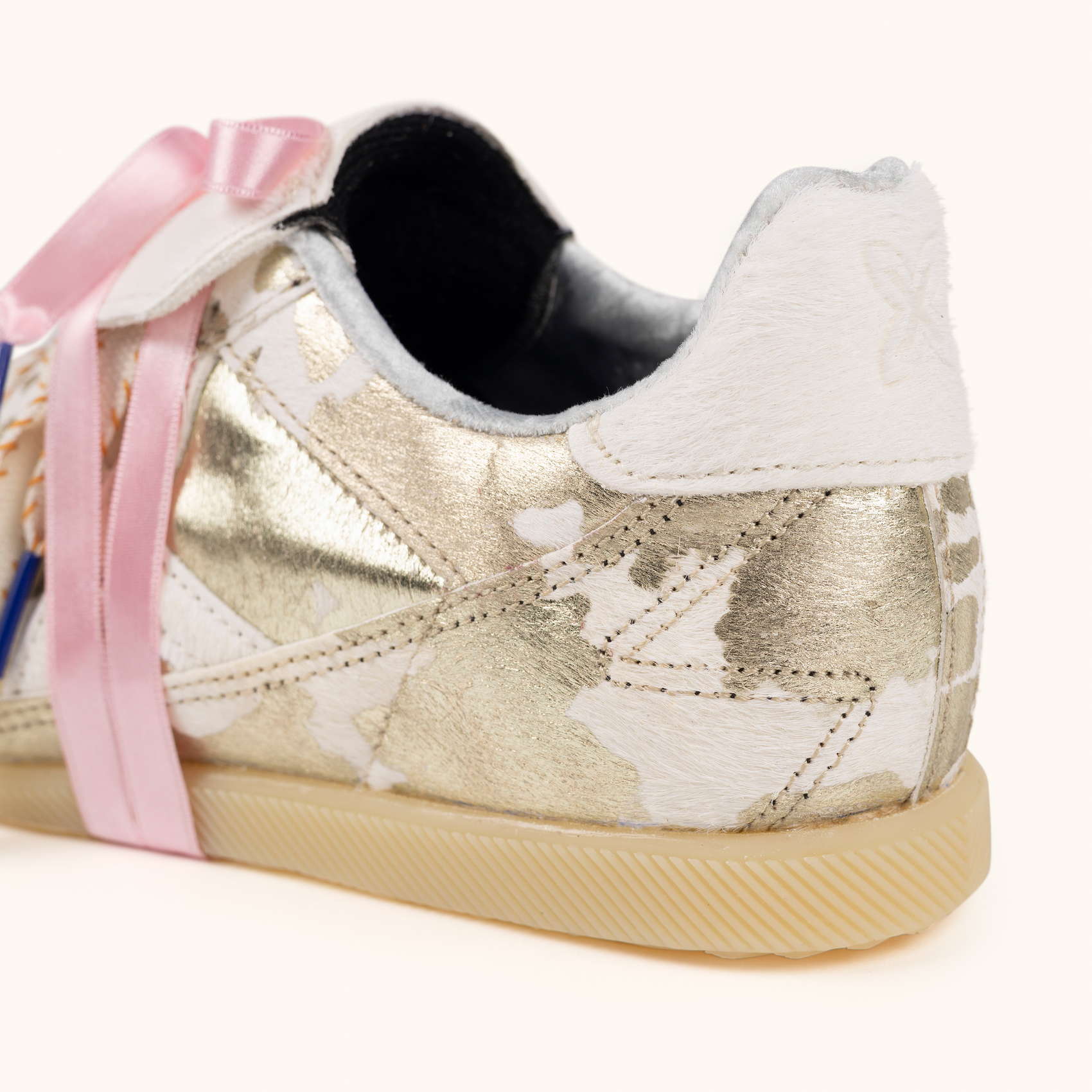 Sneakers de Estilo Fútbol Retro-Futuro con Estampado Metalizado y Cinta Rosa MUNICH MUNDIAL STRADA COW 04