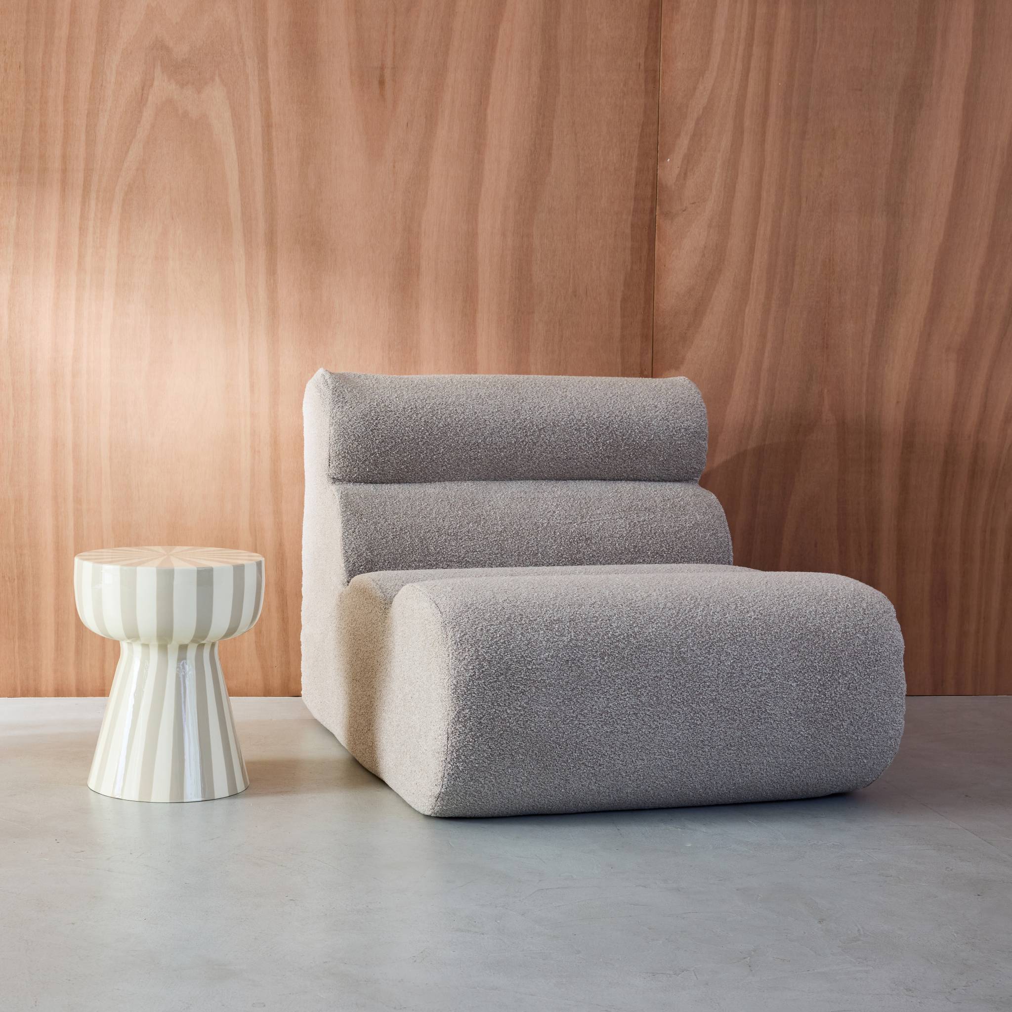 Table d'appoint. bout de canapé. table de chevet. acier émaillé rayures bicolore. gris beige et blanc. Ø34 x H41cm