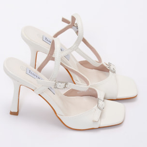 Sandali in simil pelle con tacco e dettaglio fibbia strass