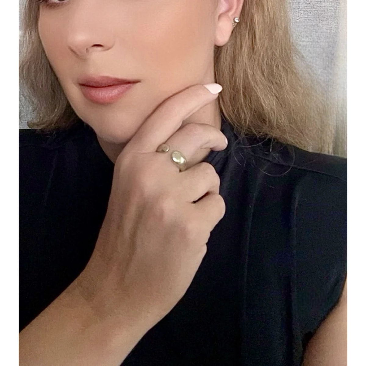 Anillo Insólito dorado chapado-latón