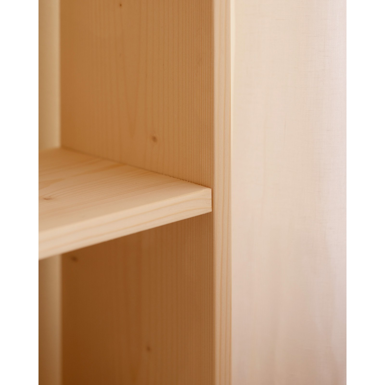 Estanteria de madera maciza en tono natural con 1 estante Alto: 74 Largo: 40 Ancho: 20