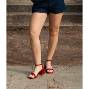 Sandalias de tacón rojas con hebilla