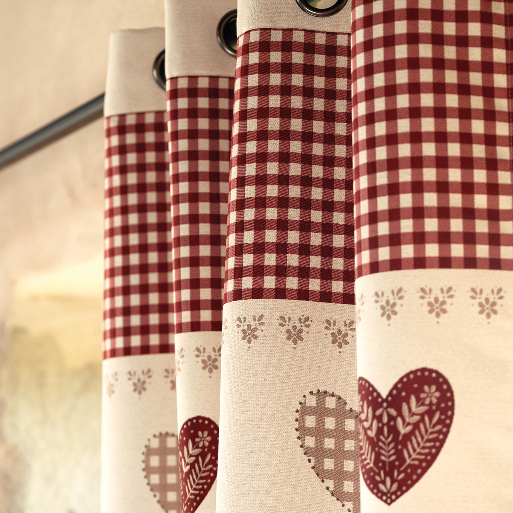 Rideau jacquard à œillets avec haut vichy et motifs cœurs - Taupe