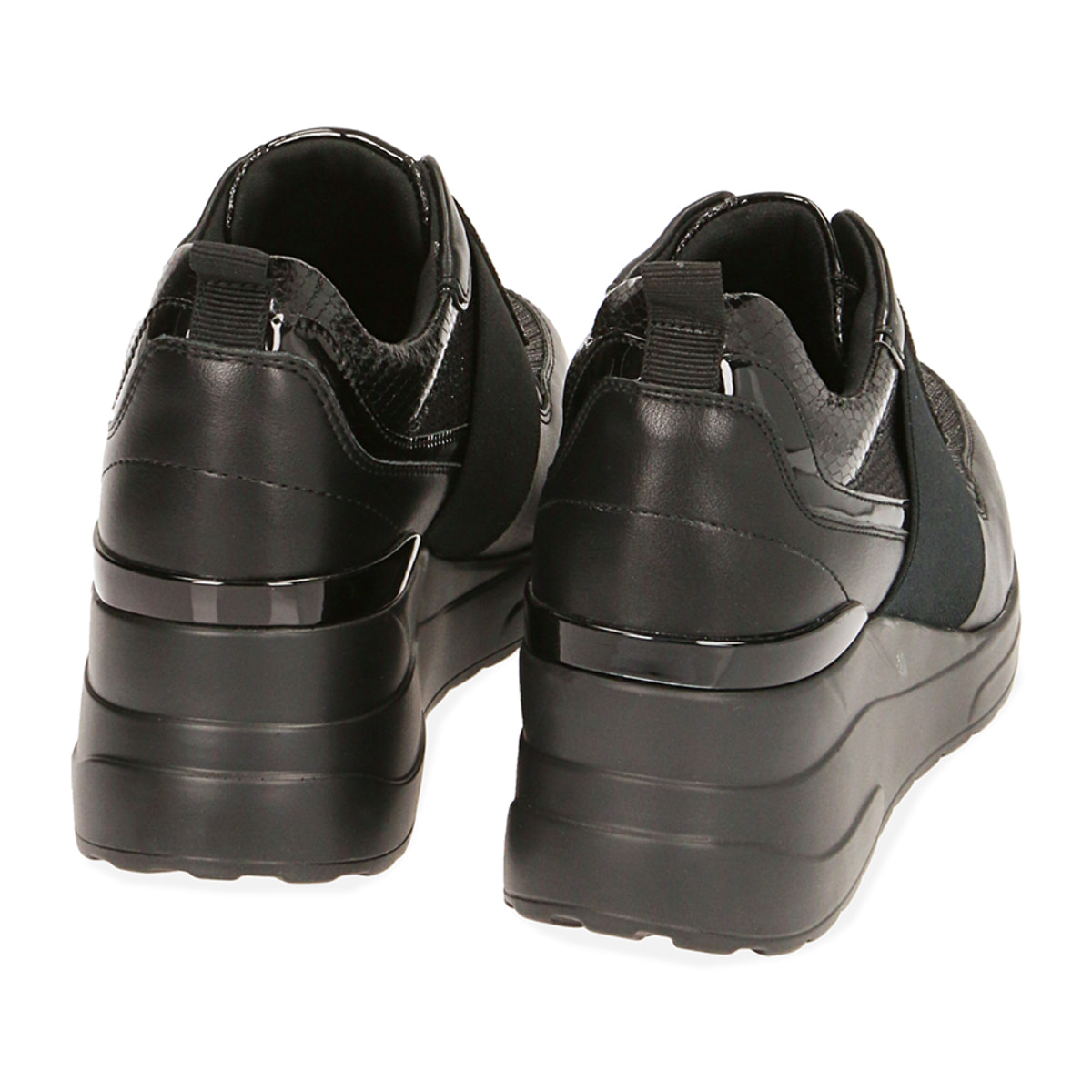 Slip-ons negros, cuña 6 cm.