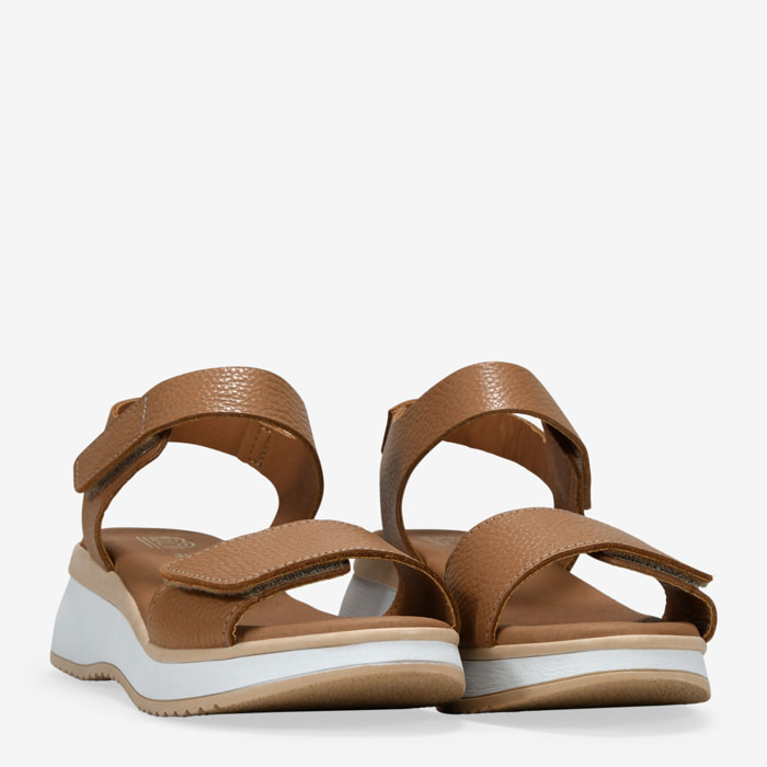 Sandalias de cuña taupe en piel con cierre fácil