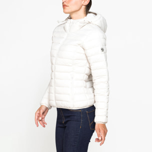 GIUBBOTTO RESISTENTE ALLA PIOGGIA CON IMBOTTITURA ULTRA LEGGERA. Vestibilità regolare.