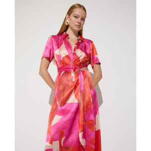Abito con grandi fiori rossi e collane