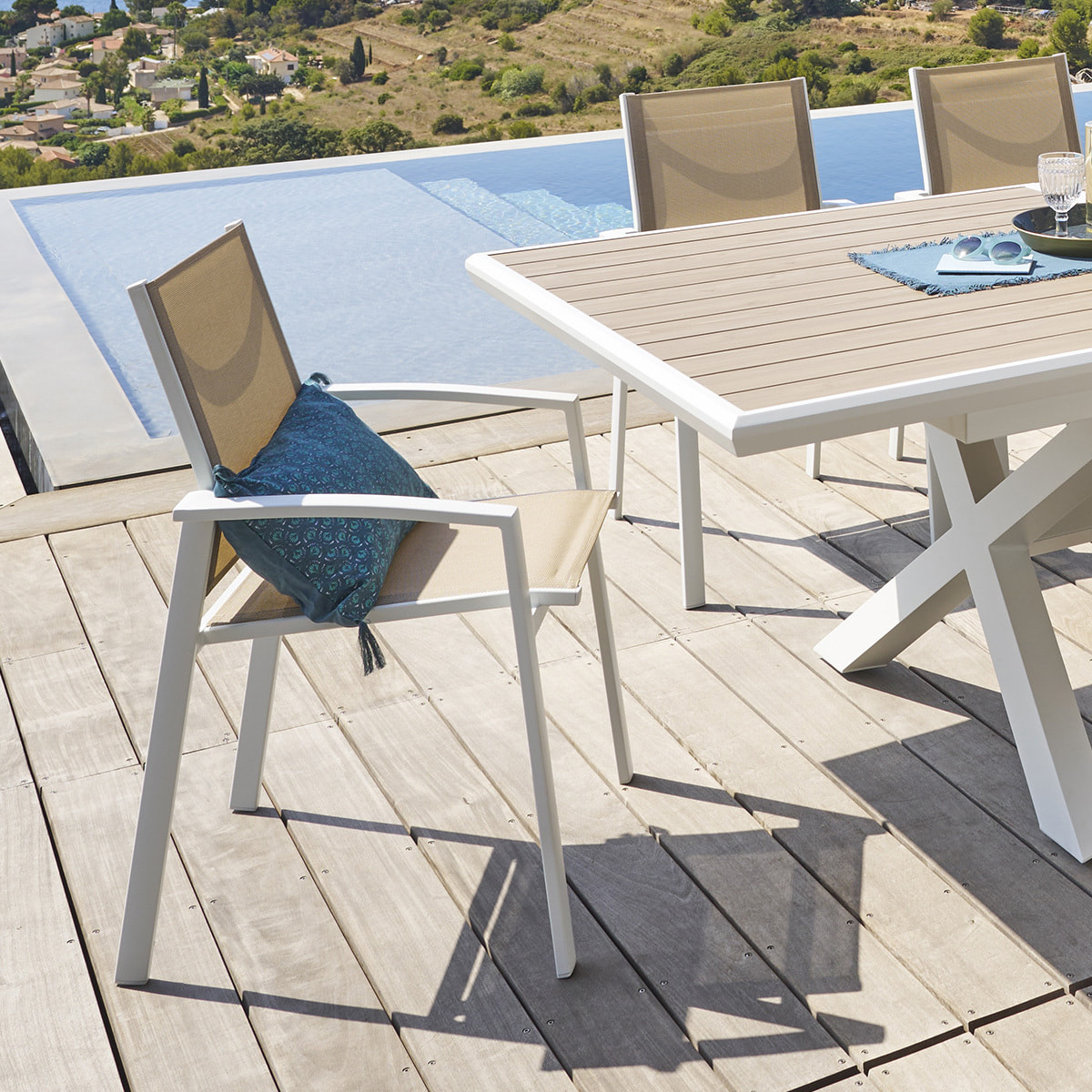 Fauteuil de jardin empilable "Axiome" noisette & blanc en aluminium traité époxy