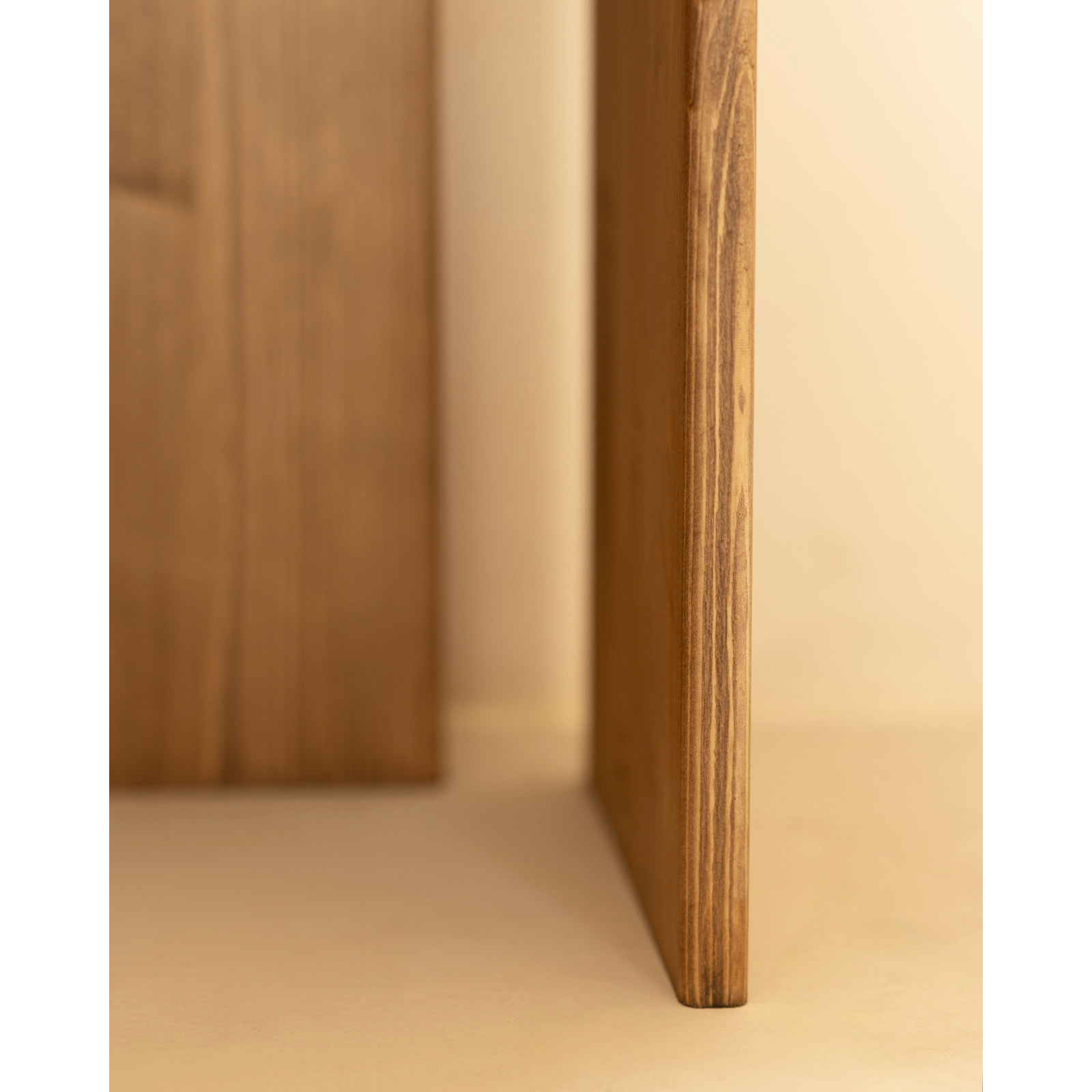 Mesita de noche de madera maciza en tono roble oscuro de 50x42cm Alto: 50 Largo: 42 Ancho: 27