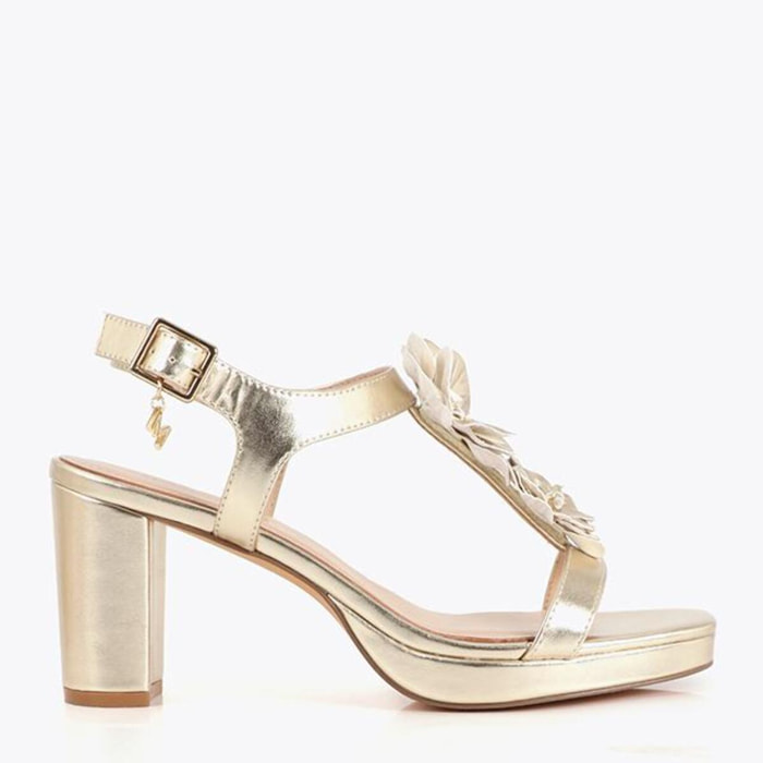 Sandalo con tacco e decorazioni floreali