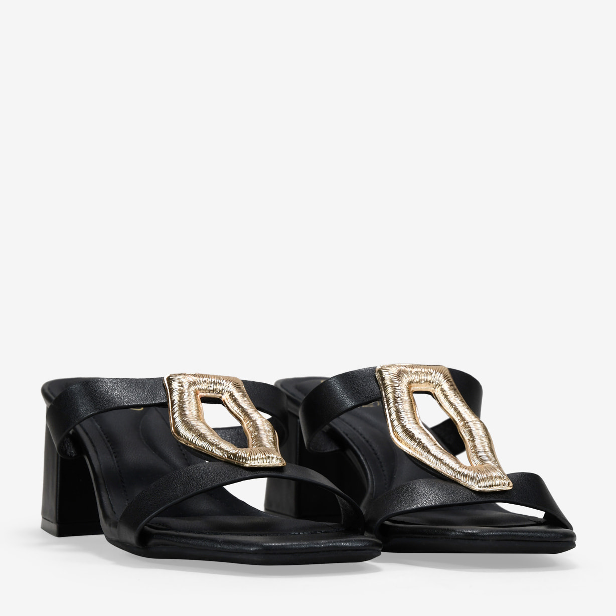 Sandalias de tacón negras con aplique metálico