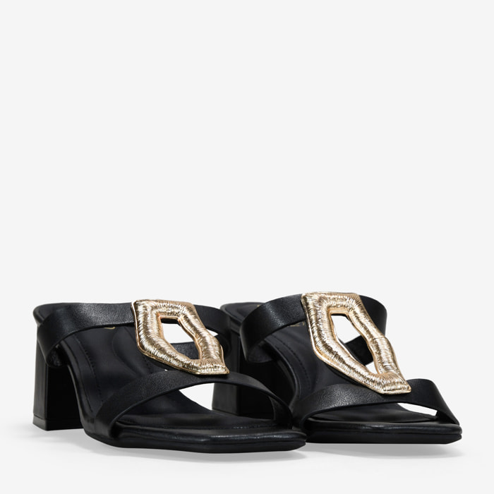 Sandalias de tacón negras con aplique metálico