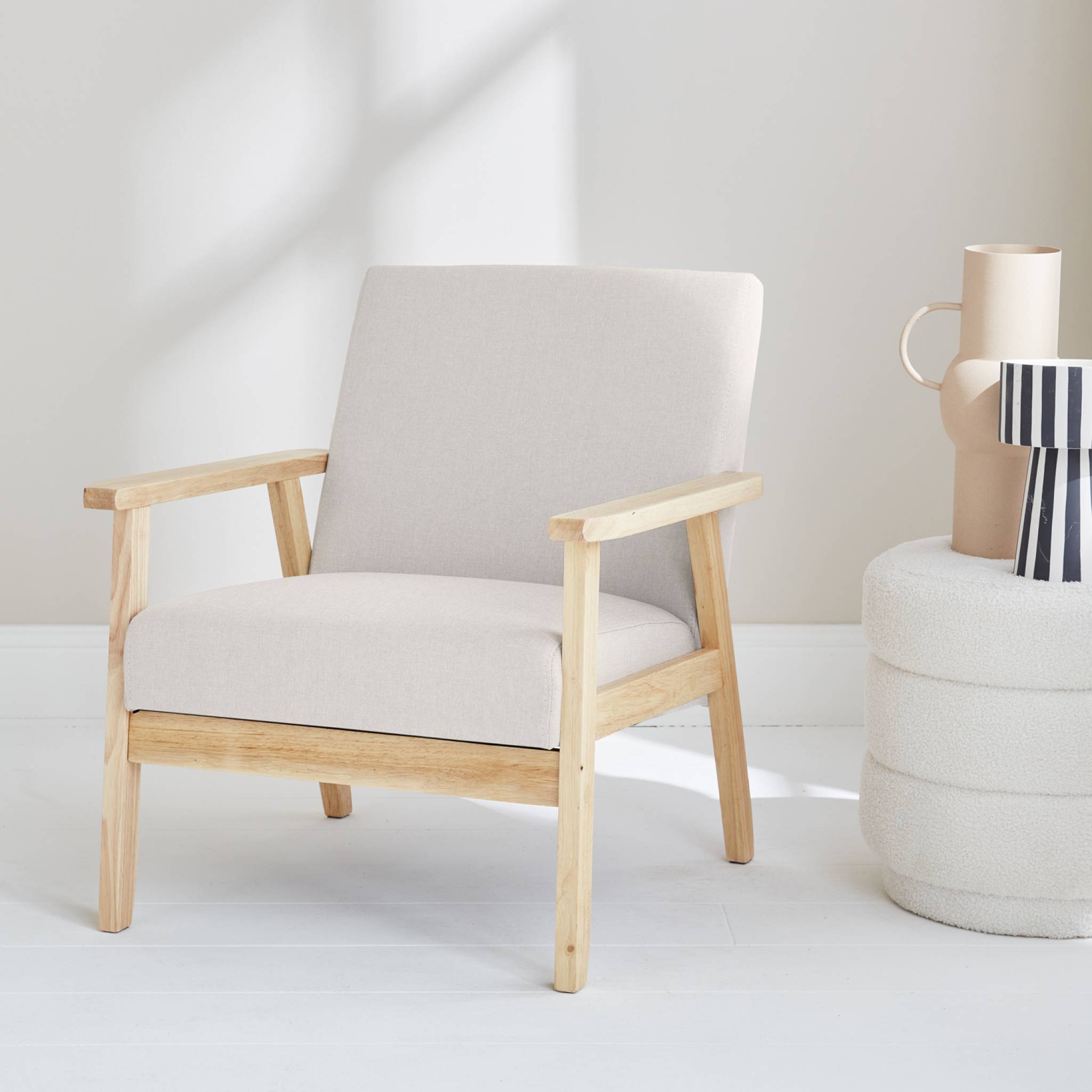 Fauteuil scandinave en bois et tissu crème. Isak. L 64 x P 69.5 x H 73cm