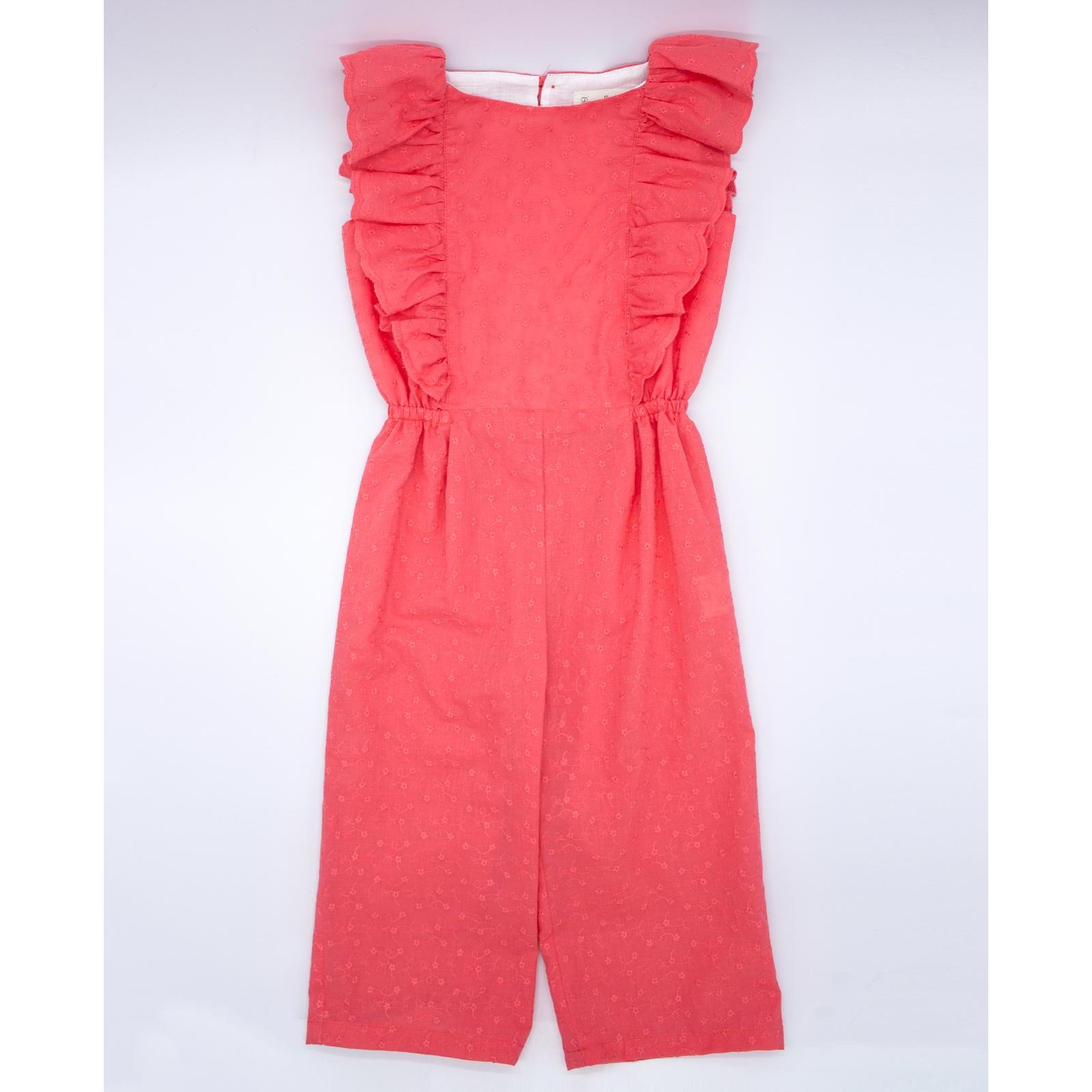 Mono bordado coral. De tirantes y pantalón largo, con volantes en la parte superior.