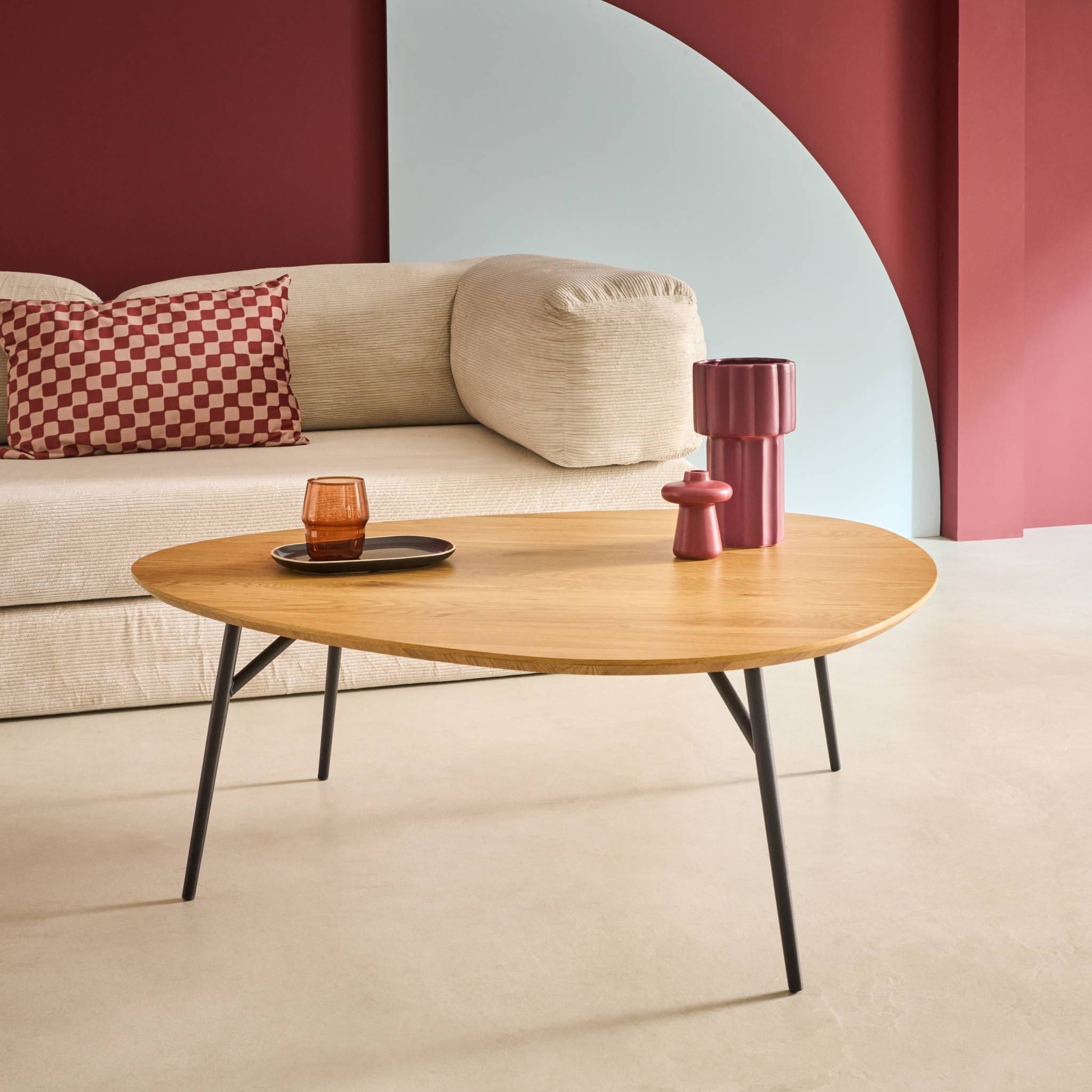 Table basse triangulaire pieds métal noirs et effet chêne  EZIA